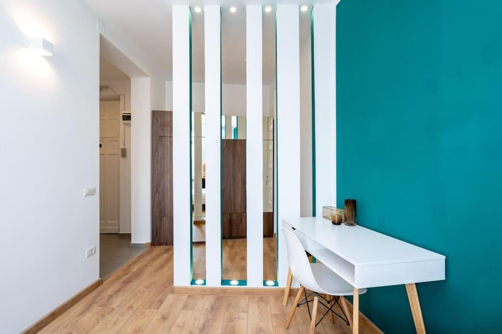 Holiday Vibe - 2R Apartment In Piata Romana Bucharest Exterior photo